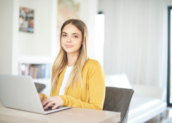 Studentka pracuje z domu na home office